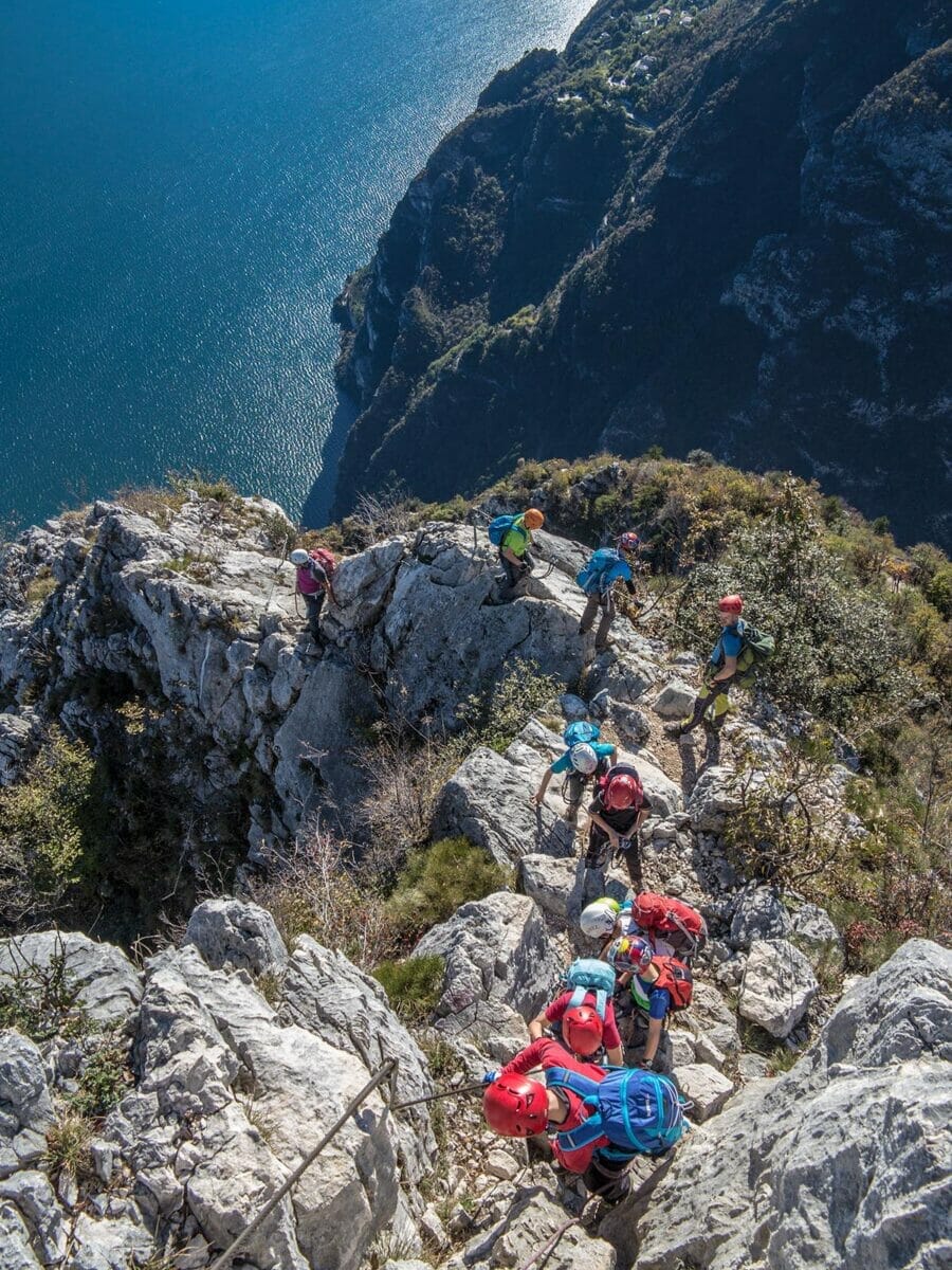 gruppo sale cima capi con guida alpina