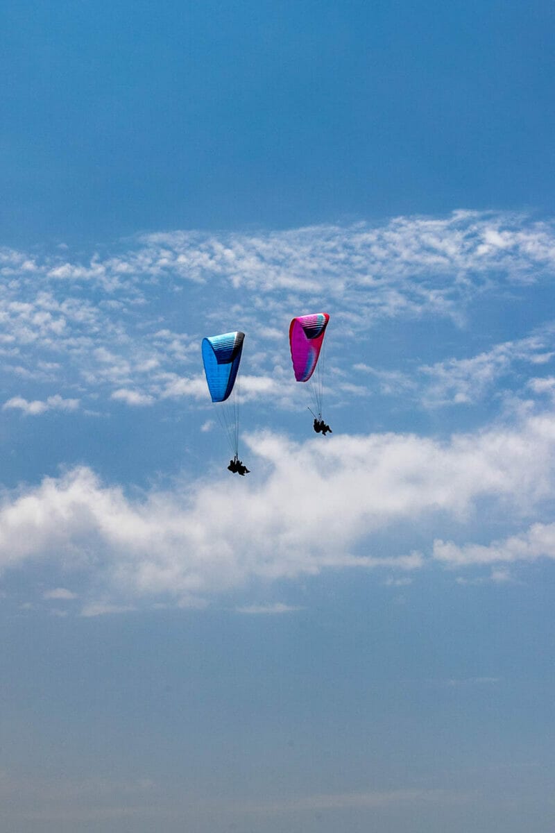 parapendii nel cielo