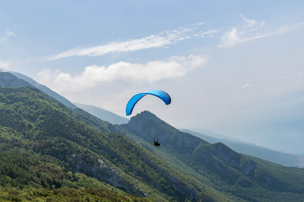 parapendio in volo sul monte baldo
