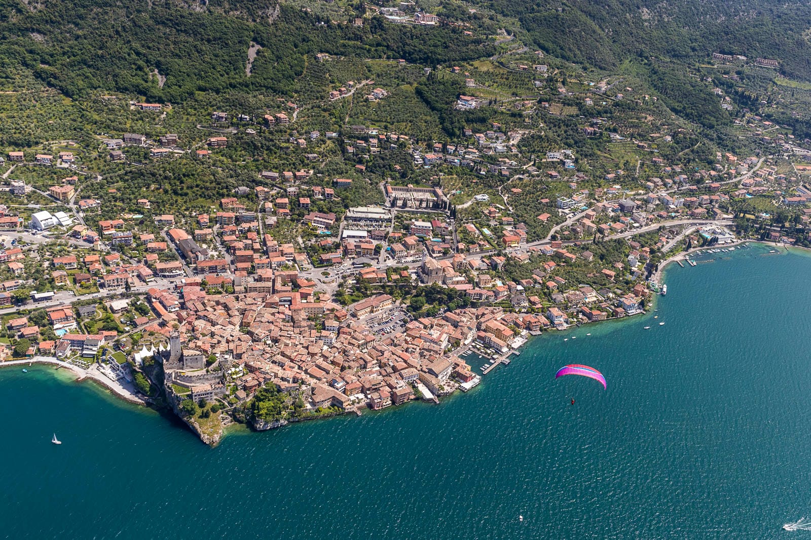 paragliding im flug über malcesine