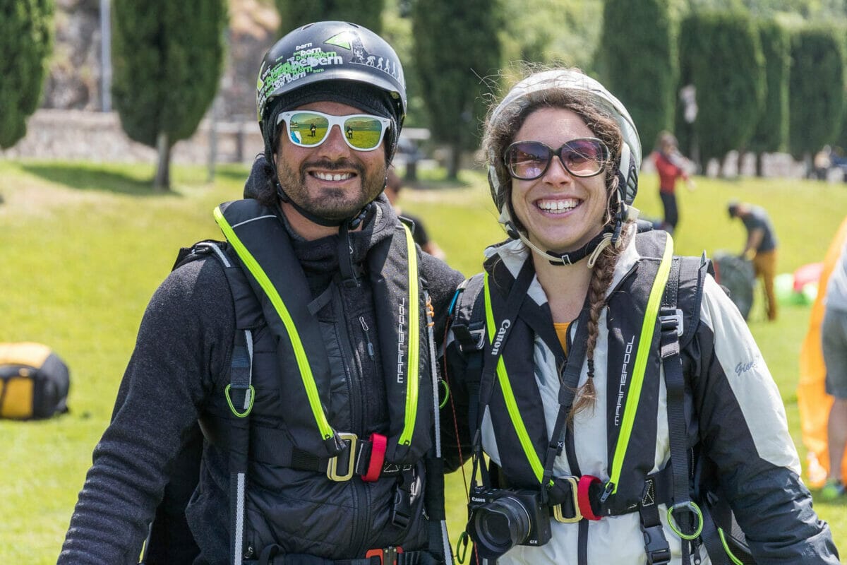 pilota di parapendio e passeggero