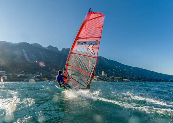 windsurf a malcesine con vento da nord