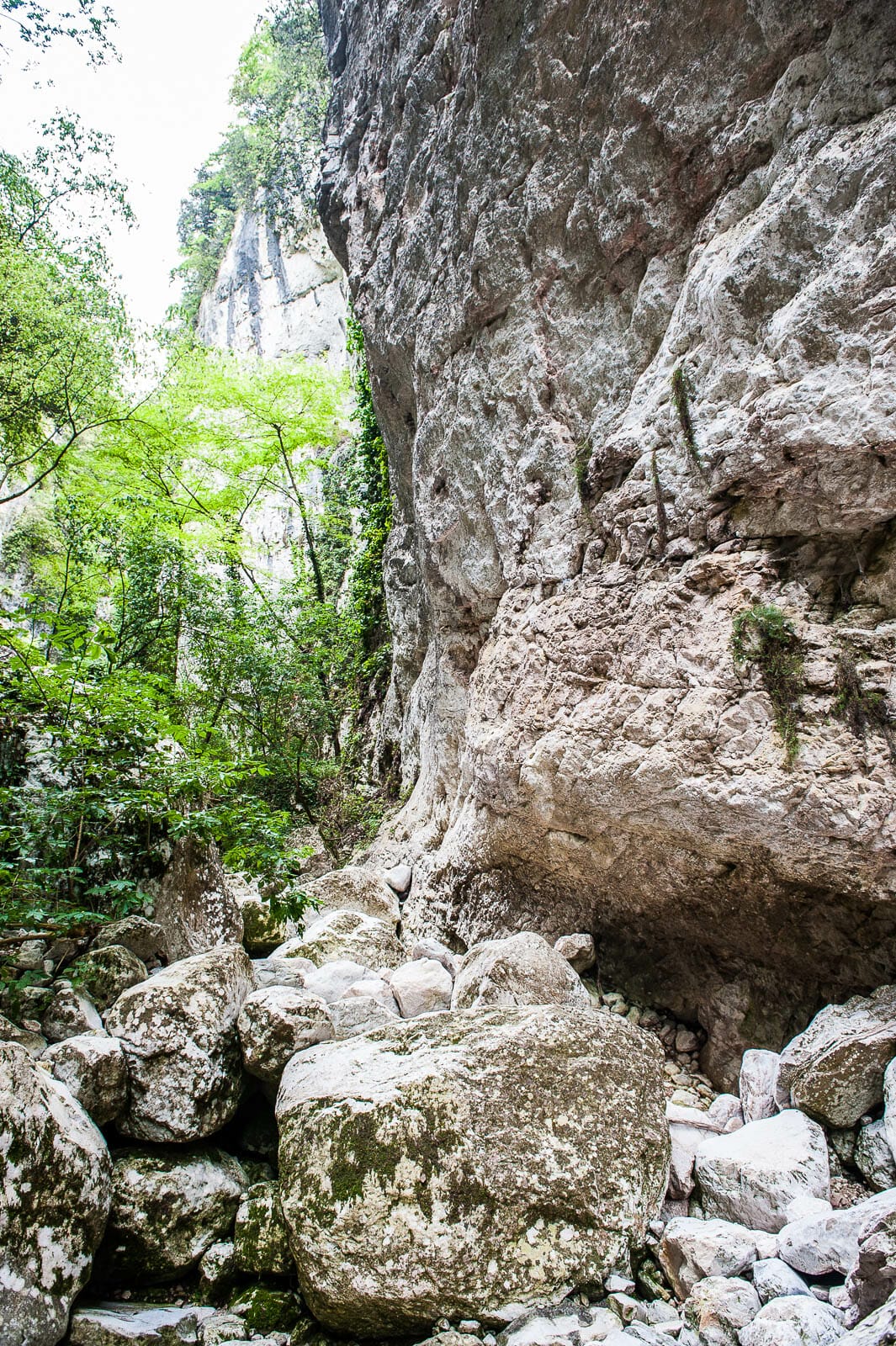 Way up to the baloc tacà via boulder