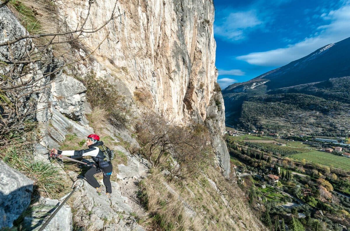 passaggio sulla ferrata del colodri con monte colodri