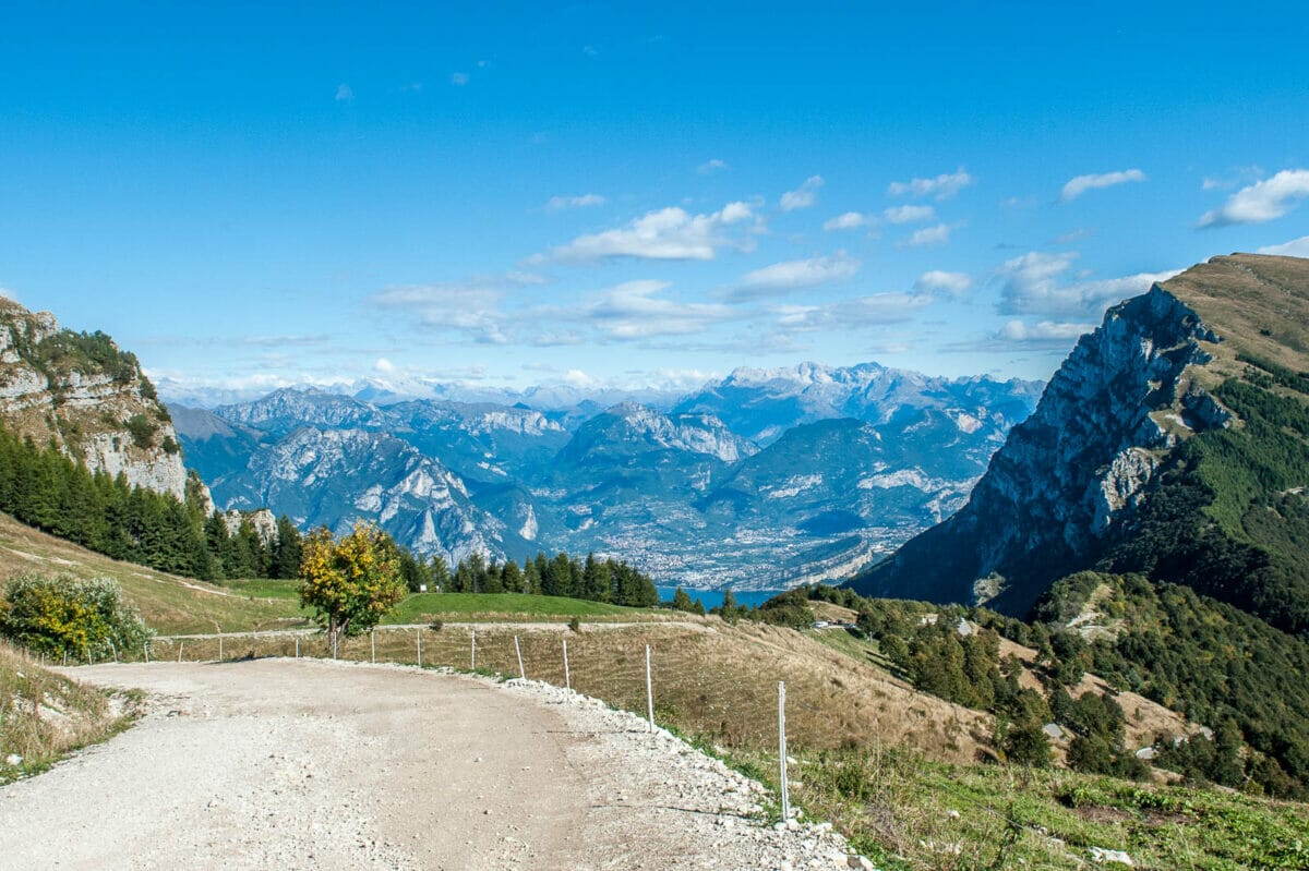 strada bianca sul monte baldo