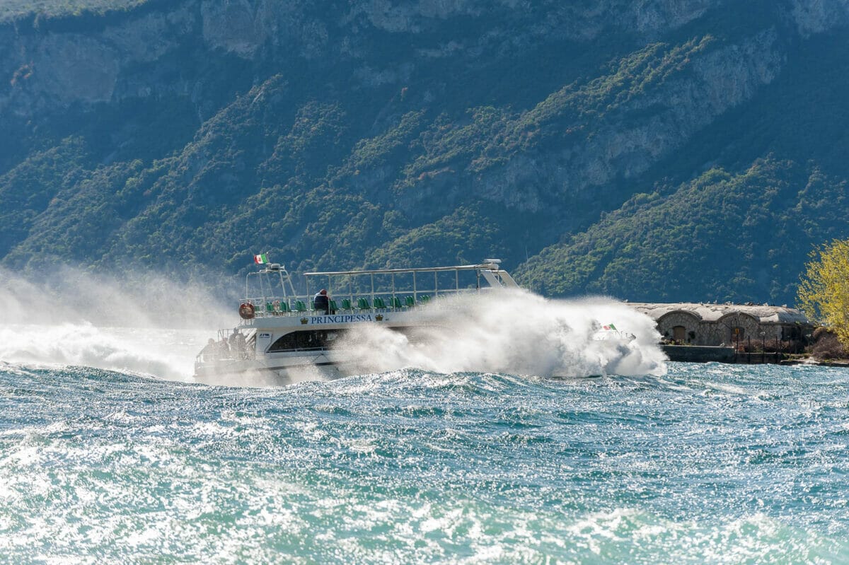 battello al lago di garda in tempesta