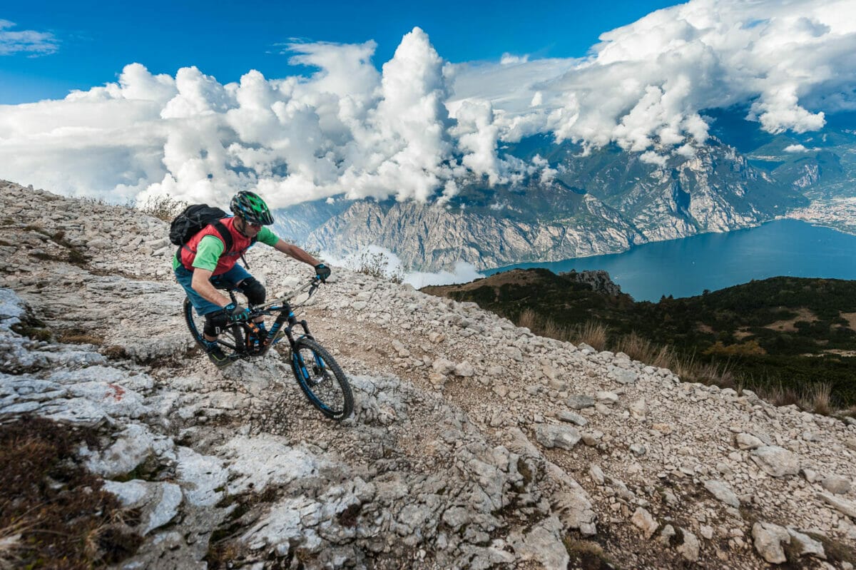 discesa enduro 601 dal monte altissimo e vista lago