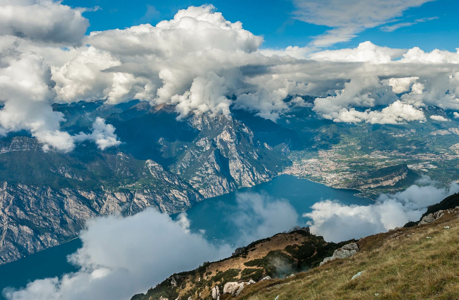 vista lago dal monte altissimo in autunno