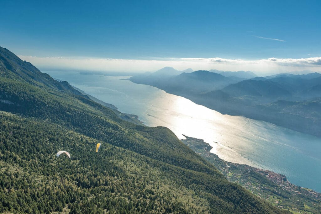 Volo tandem in parapendio al Lago di Garda e Monte Baldo in estate