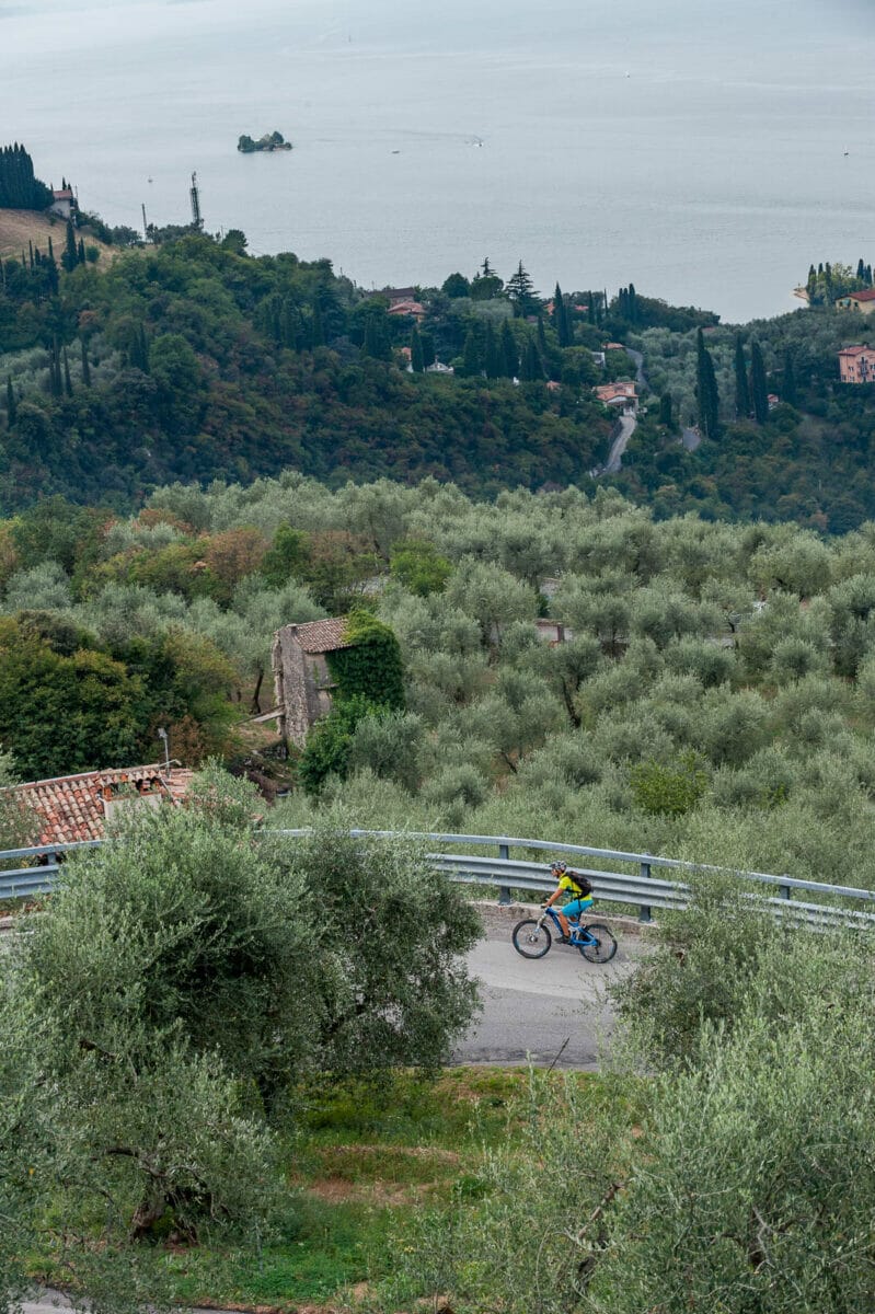 Tornante sulla via panoramica in bici