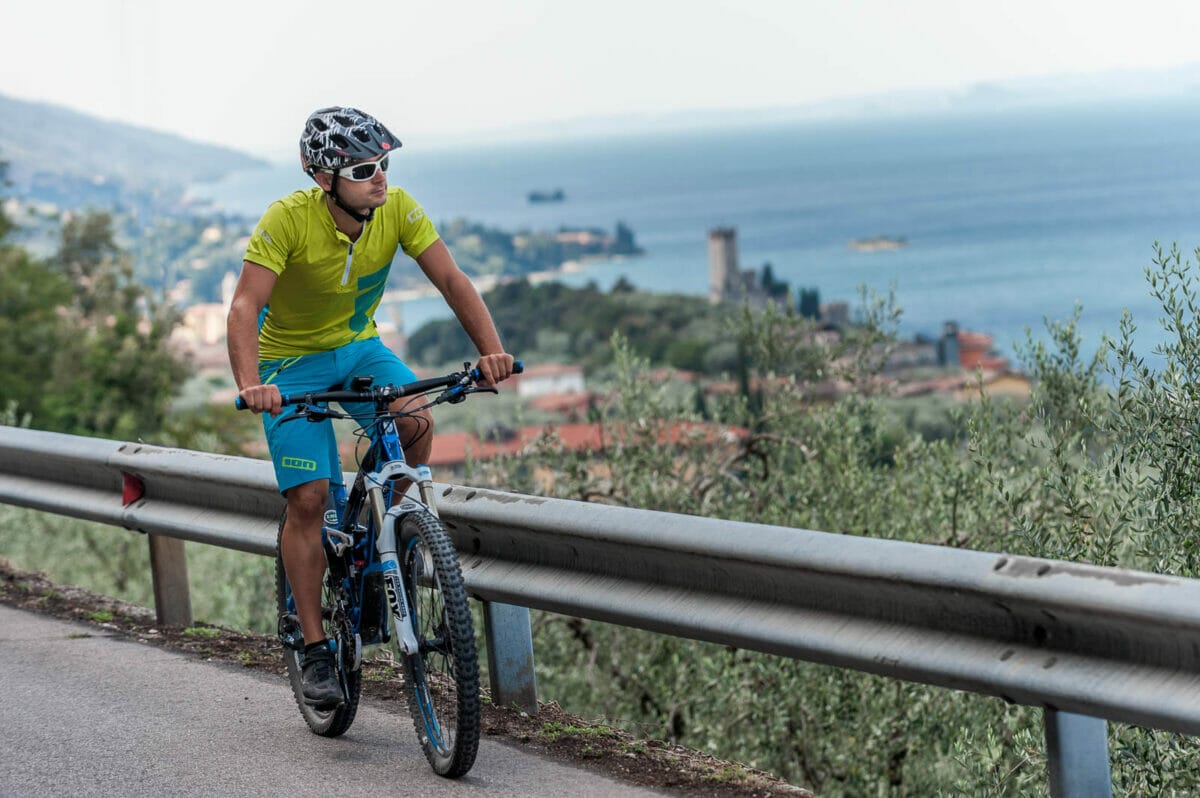 vista su malcesine in bici dalla via panoramica