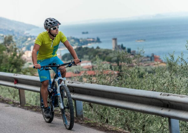 vista su malcesine in bici dalla via panoramica