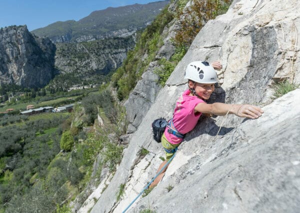 bambina arrampica ad arco