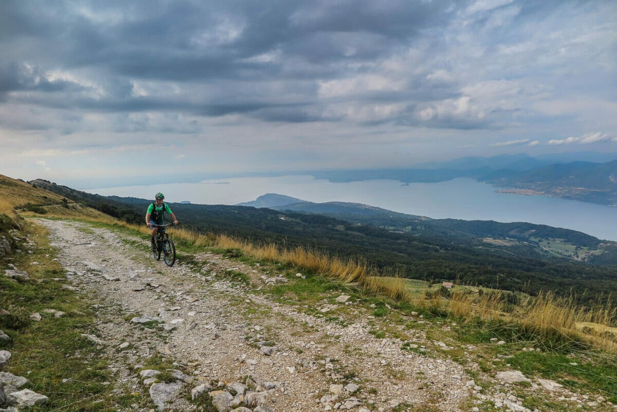 abstieg nach creste di naole mit seeblick