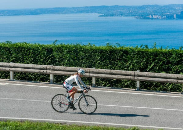 bici da corsa a san zeno vista lago