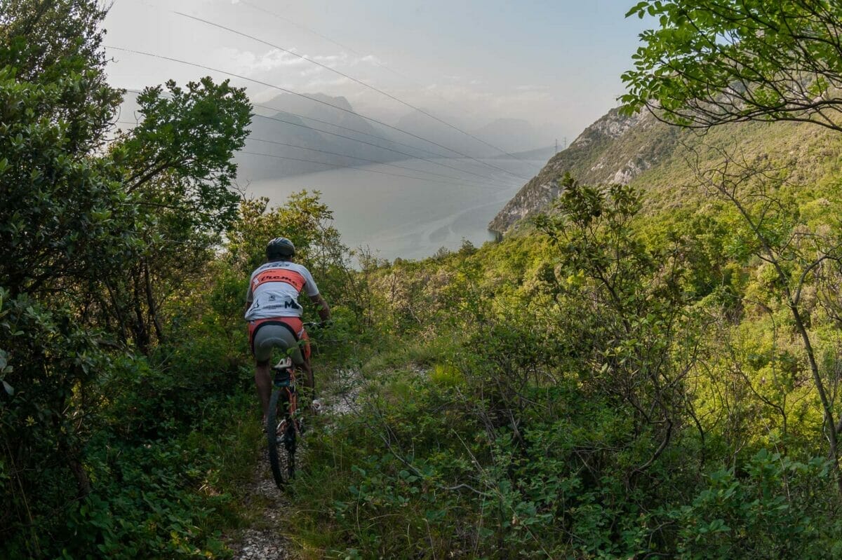 mtb abfahrt mit seeblick