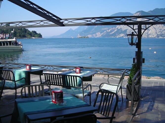 bar sul lago