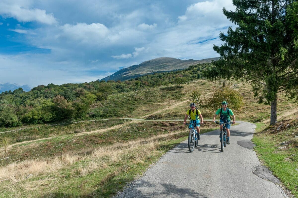 Aufstieg Teerstrasse mit dem Fahrrad