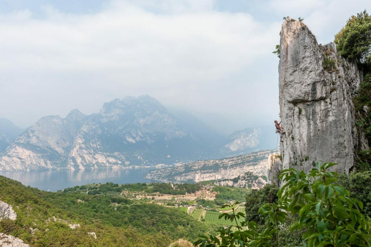 wall with view over torbole