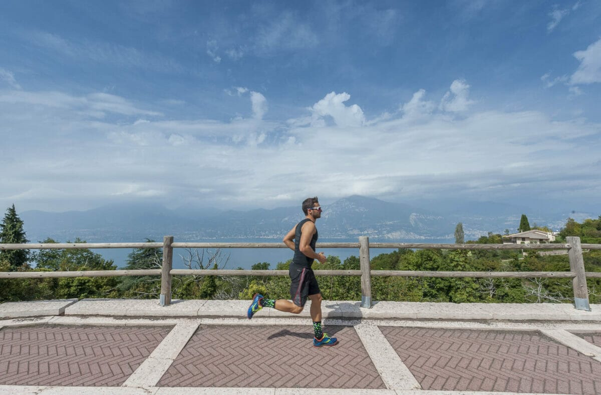 runner con panoramica sul lago