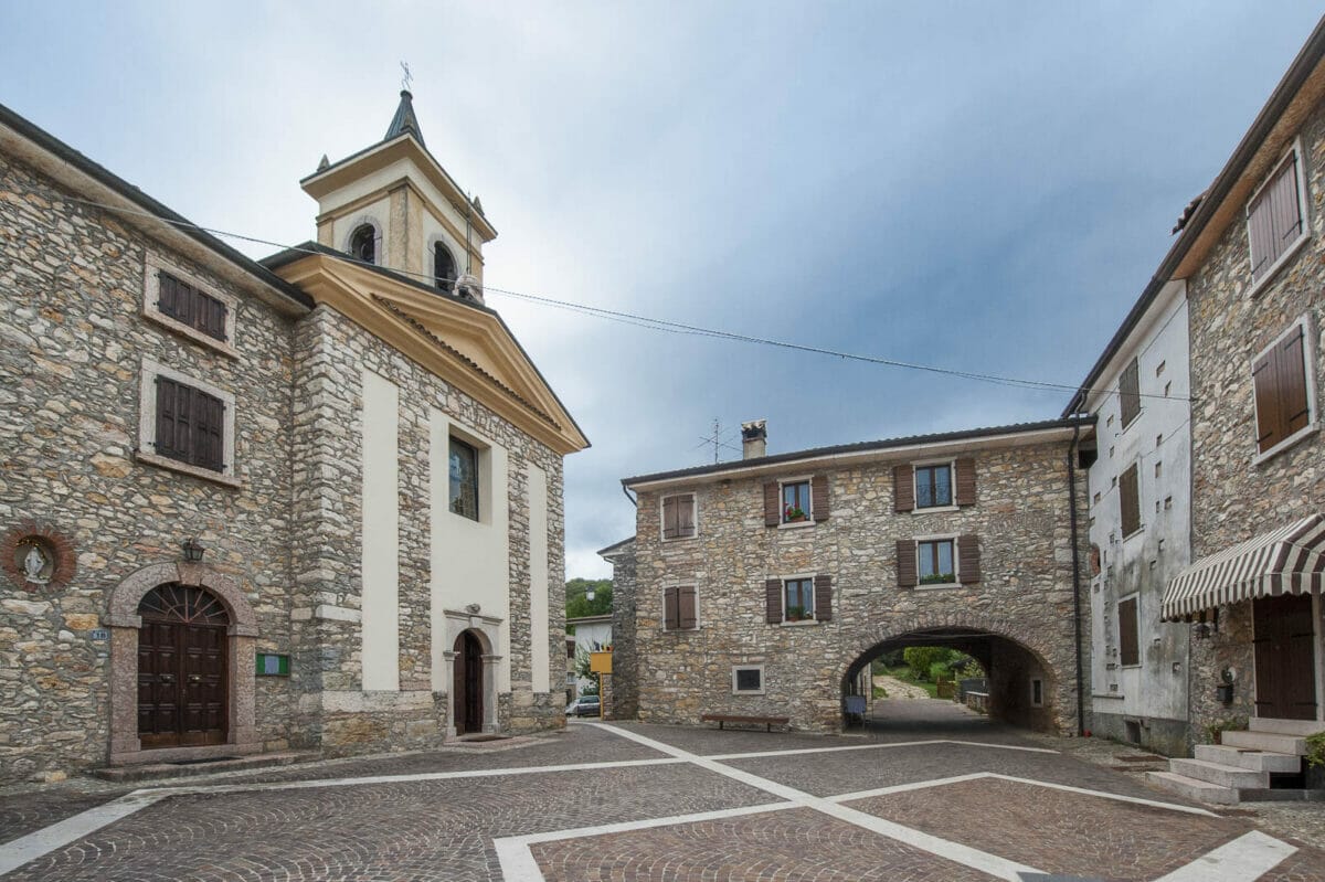 piazza con chiesa