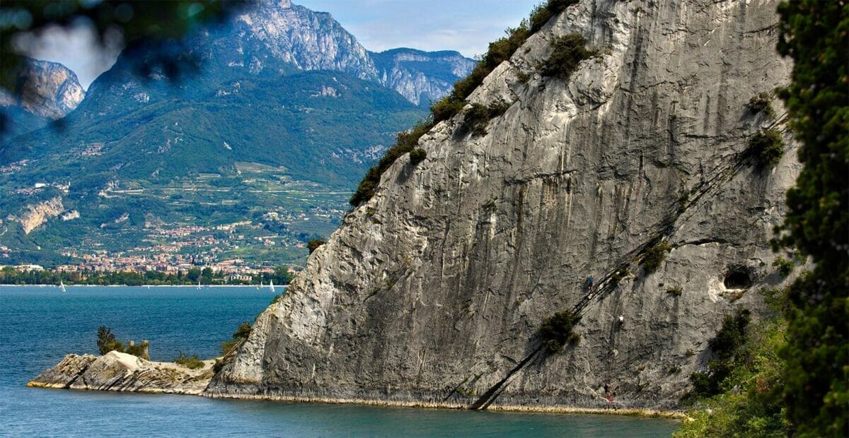 crag on the lake spiaggia delle lucertole