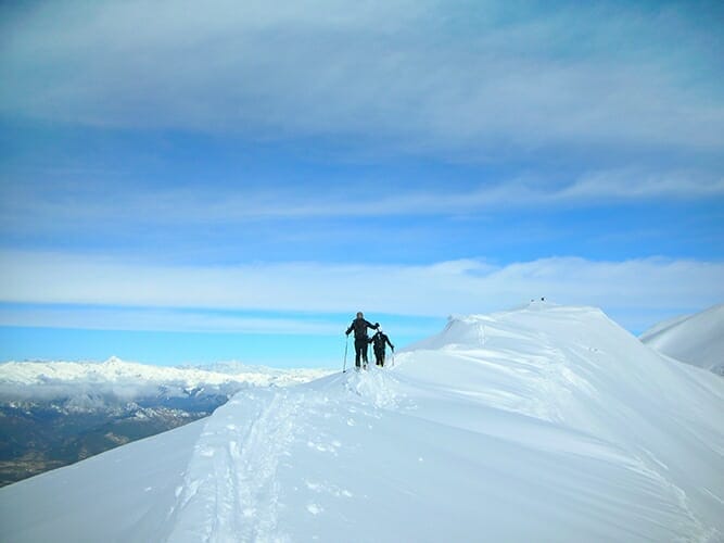 scialpinisti sulla cima costabella