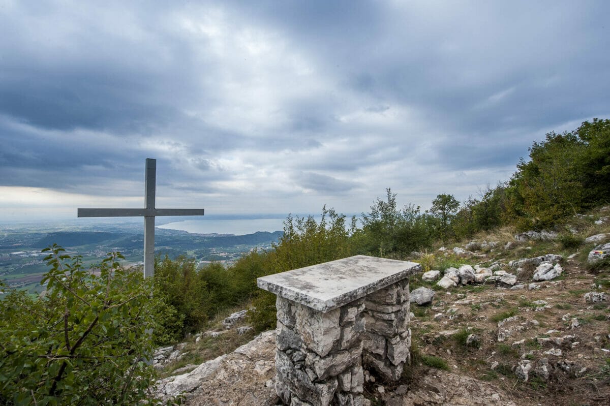 panorama con croce e tavolo