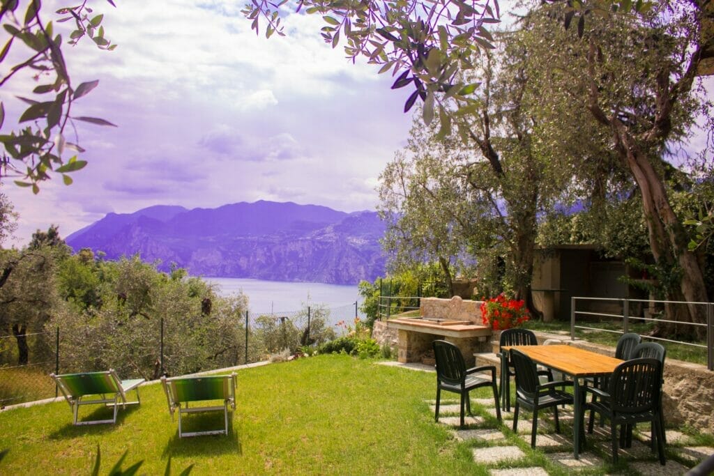 giardino con barbecue