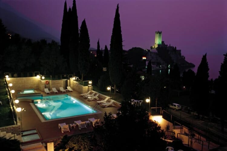 villa lara piscina di notte e vista sul castello villa lara piscina di notte e vista sul castello