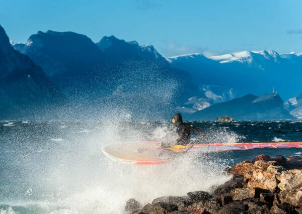 partenza col windsurf dalla spiaggia