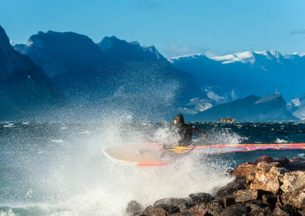 windsurfen abfahrt vom strand