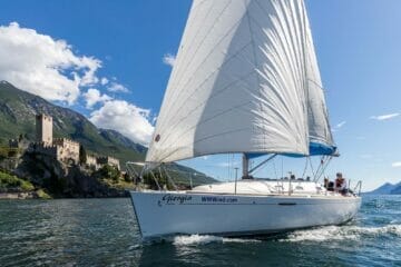 barca a vela sul lago a malcesine