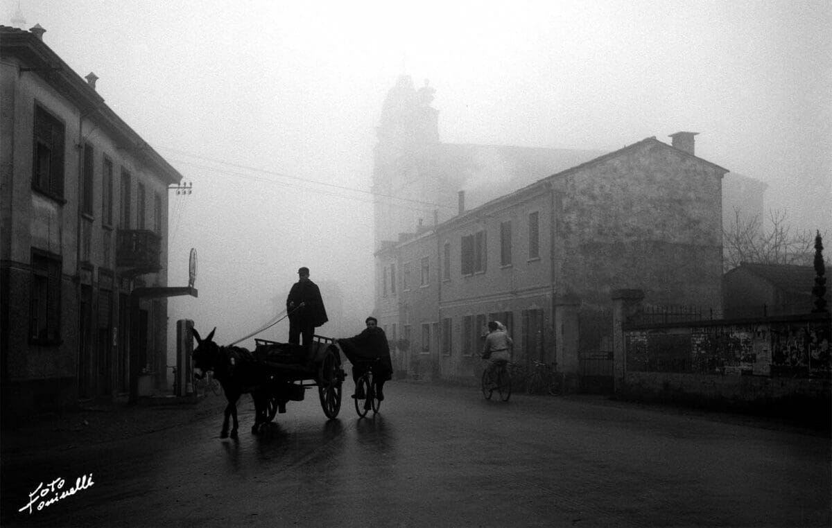 carretto in paese con nebbia