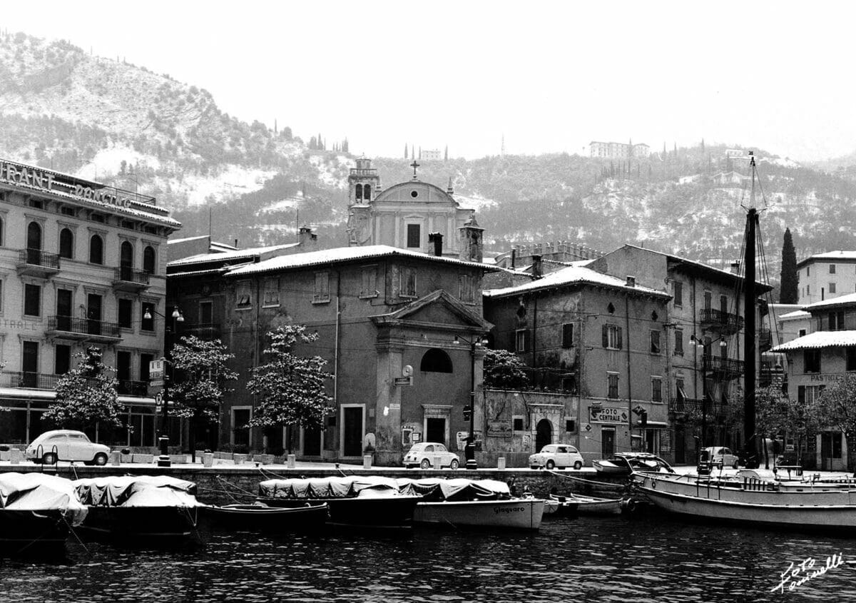 porto di malcesine con neve