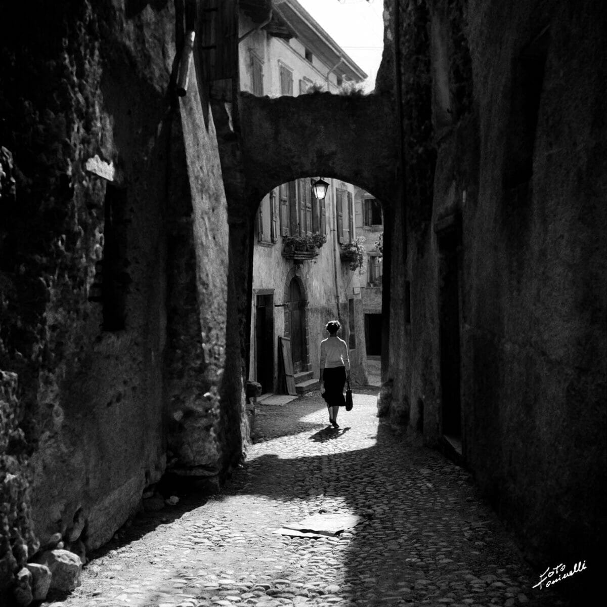signora sotto arco