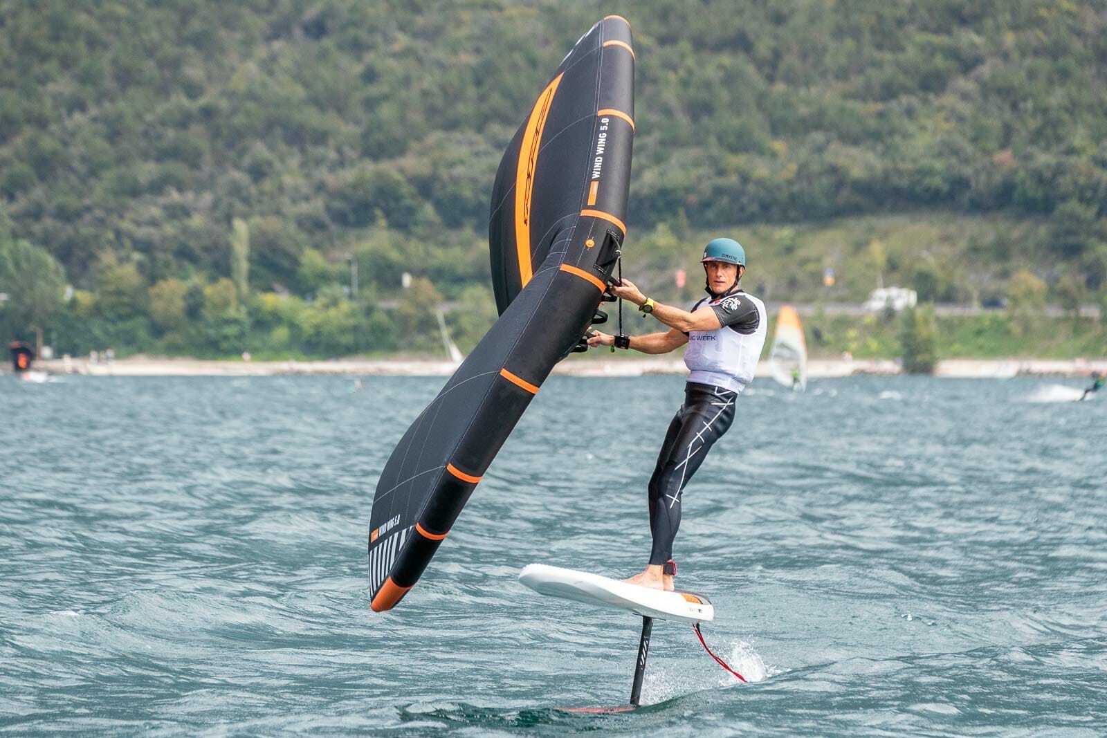 Wing foil, how to start: kit, where to learn and what's to know about Lake  Garda spots.