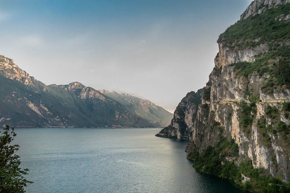 sentiero della ponale lago di garda vista a sud