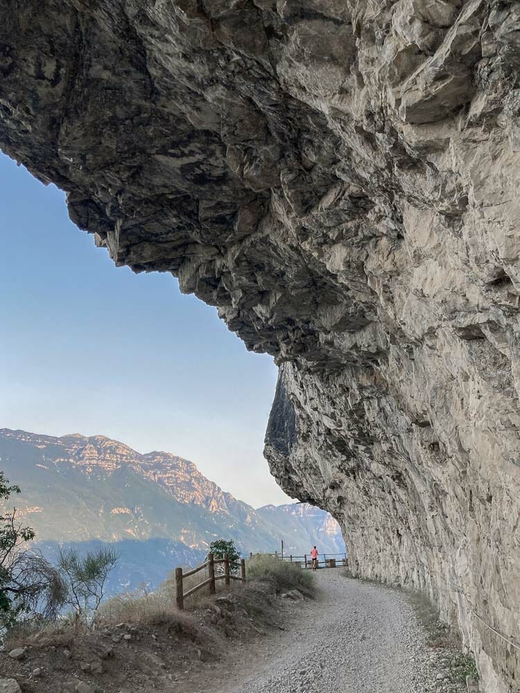 sentiero alpino vista lago