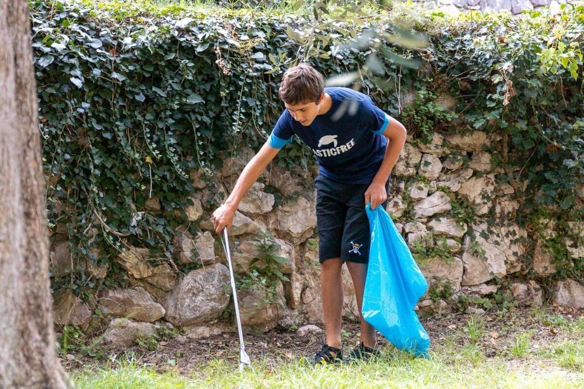 Ragazzo alla giornata ecologica