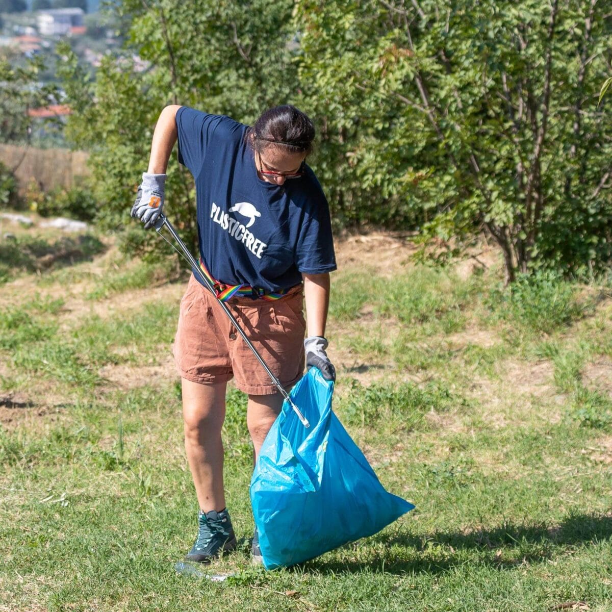 Volontaria raccoglie i rifiuti