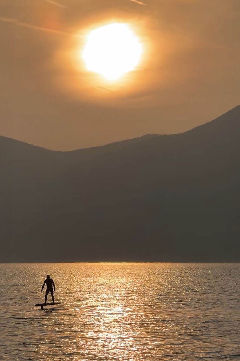 E-foil al tramonto al Lago di Garda