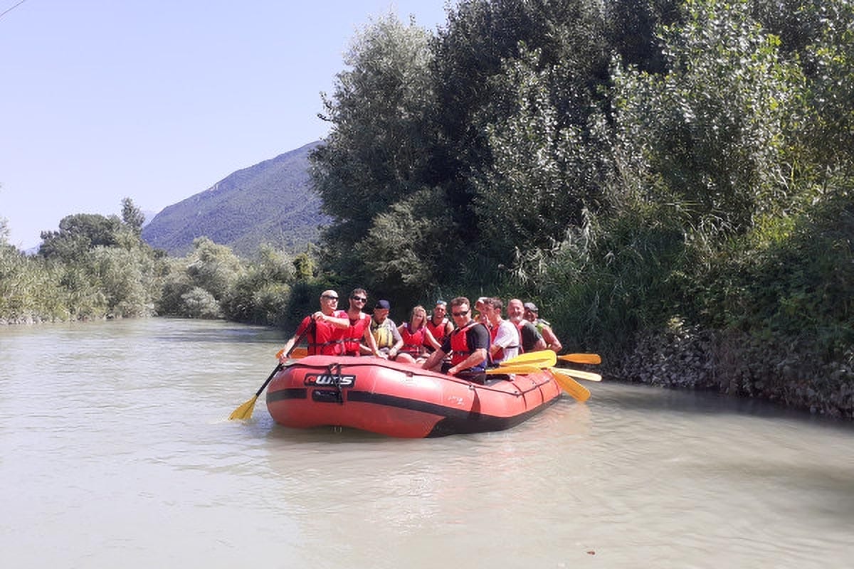 Rafting facile nel fiume Adige