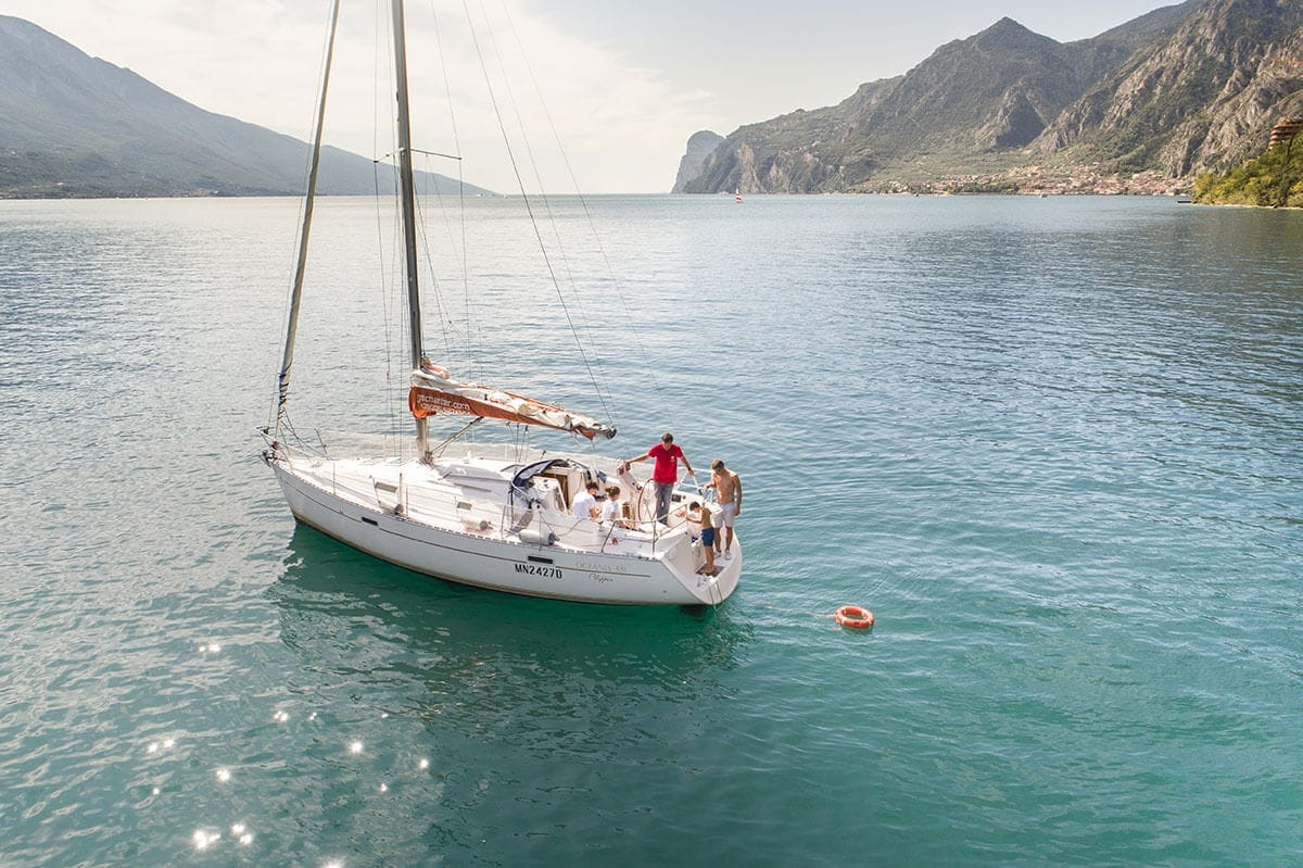 Bagno al lago dalla barca a vela